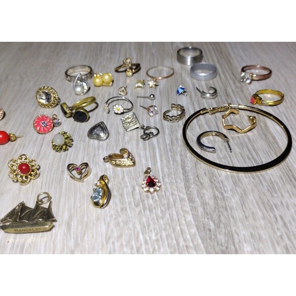 Misc Variety Jewelry Lot - Vintage, Single Earrings, Pendants, Etc. - Picture 4 of 8